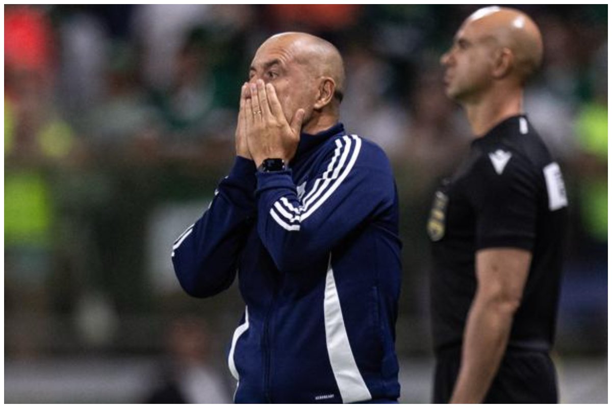 Técnico português Leonardo Jardim, do Cruzeiro, passando a mão no rosto (foto: Caíque Coufal/Cruzeiro)