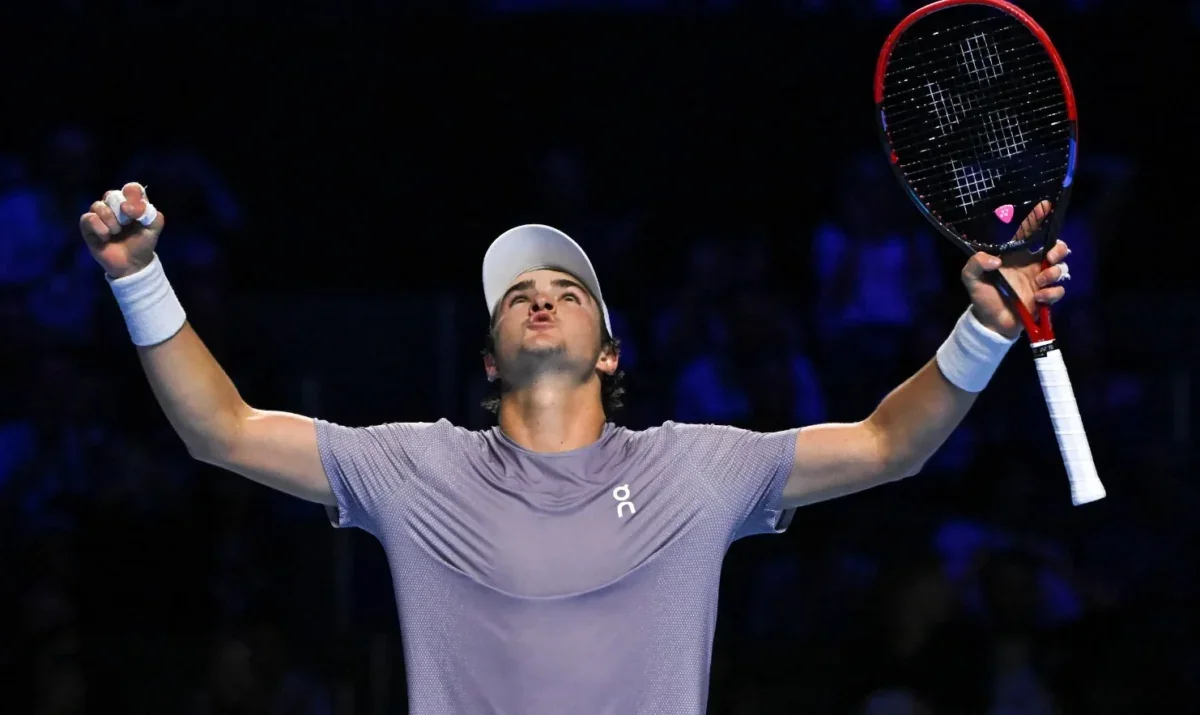 João Fonseca comemorando título do ATP 500 da Basileia (foto: Fabrice Coffrini/AFP)