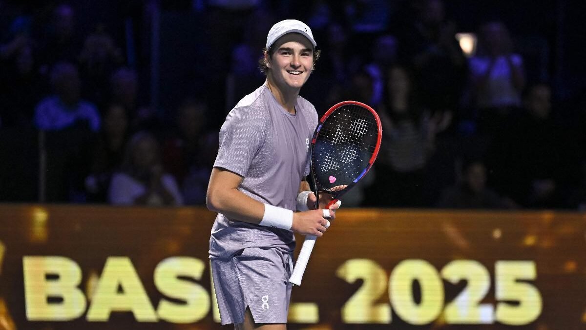 João Fonseca durante final do ATP 500 da Basileia (foto: Fabrice Coffrini/AFP)
