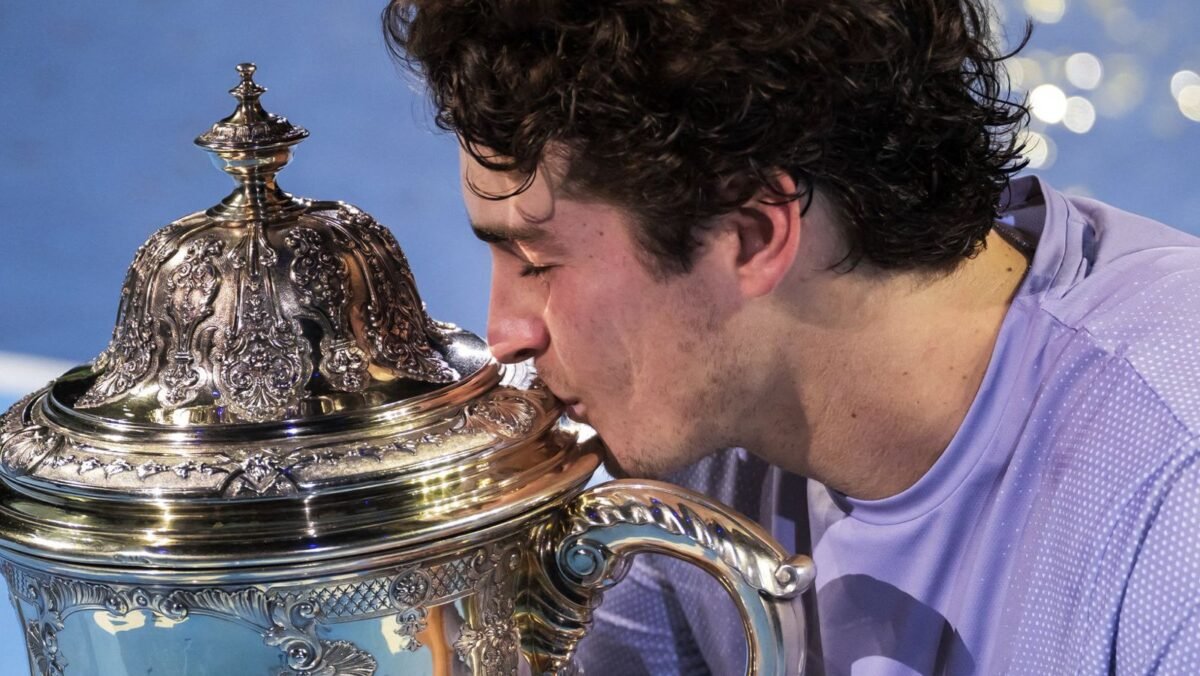 João Fonseca com troféu do ATP 500 da Basileia (foto: ATP/Divulgação)