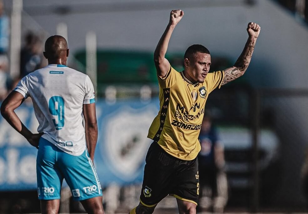 João Paulo comemora gol do São Bernardo contra o Londrina (foto: Divulgação/São Bernardo)