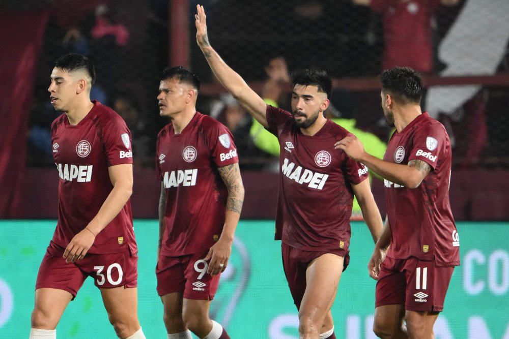 Marcelino Moreno (com o braço levantado) é um dos destaques do Lanús (foto: Luis ROBAYO / AFP)