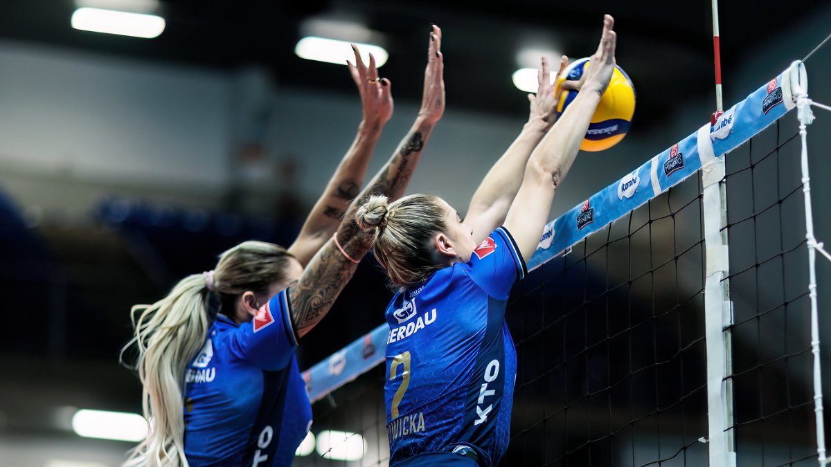 Thaisa e Julia Nowicka durante bloqueio pelo Minas no Campeonato Mineiro Feminino de Vôlei (foto: Hedgard Moraes/Minas Tênis Clube)