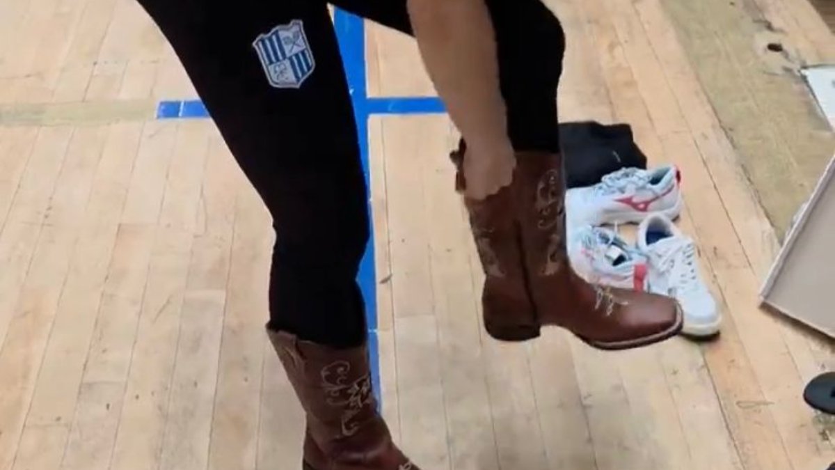 Júlia Nowicka calça bota sertaneja após treino do time de vôlei feminino do Minas (foto: Reprodução/Instagram)