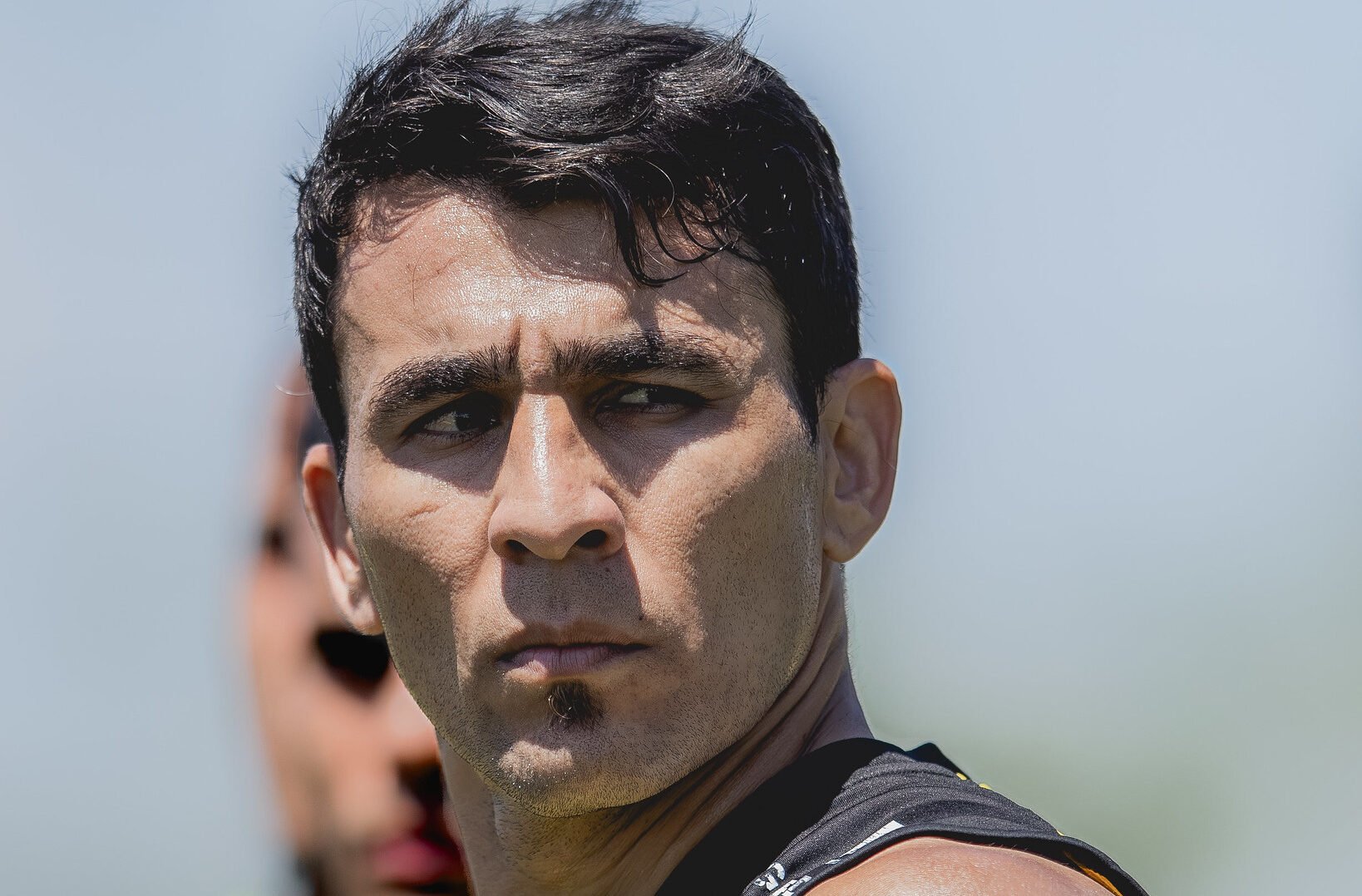 Junior Alonso, do Atlético, olhando para o lado (foto: Pedro Souza/Atlético)