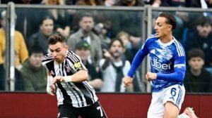 Jogadores de Juventus e Como em disputa de bola em partida pelo Campeonato Italiano - Crédito: 