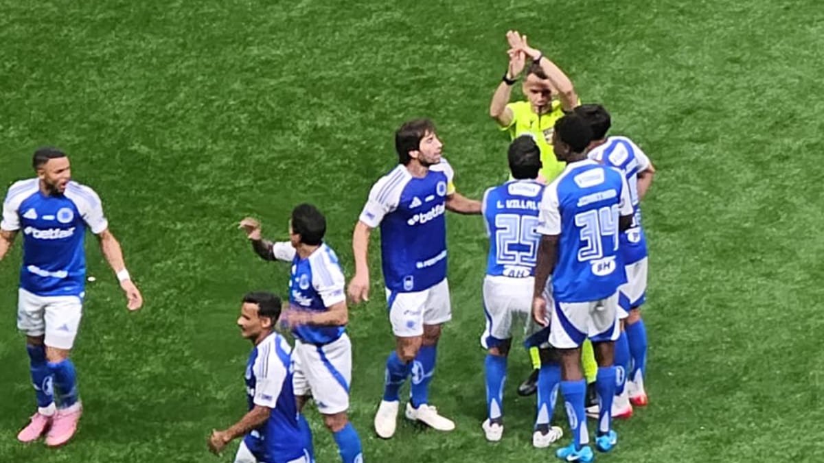 Árbitro Paulo Cesar Zanovelli faz sinal de 'roubo' para justificar expulsão de Kaio Jorge em Atlético x Cruzeiro (foto: João Victor Pena/No Ataque)