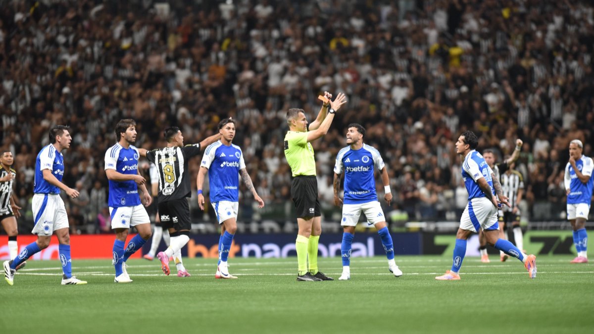 Árbitro Paulo Cesar Zanovelli faz sinal de 'roubo' para justificar expulsão de Kaio Jorge em Atlético x Cruzeiro (foto: Ramon Lisboa/EM/D.A Press)