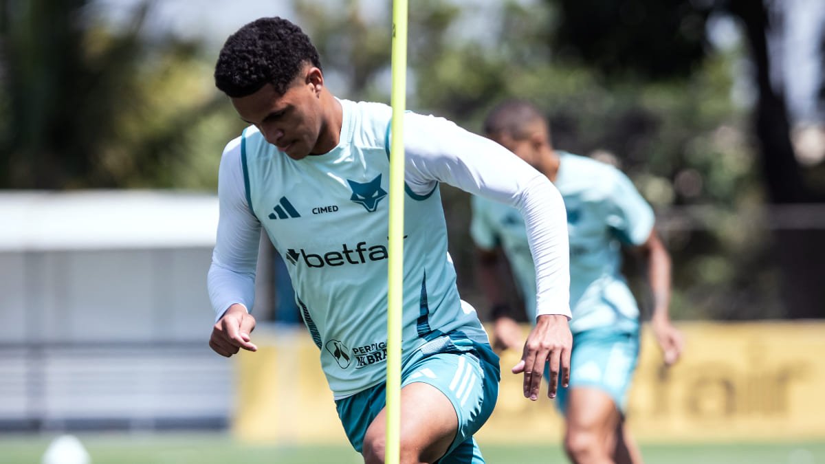 Kauã Prates, lateral-esquerdo do Cruzeiro, em treinamento na Toca da Raposa 2, em Belo Horizonte (foto: Gustavo Aleixo/Cruzeiro)