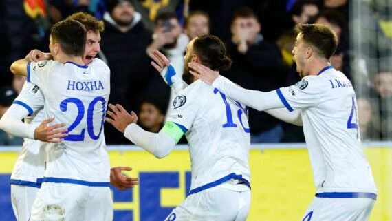 Jogadores de Kosovo comemoram gol contra Suécia (foto: Adam Ihse/AFP)