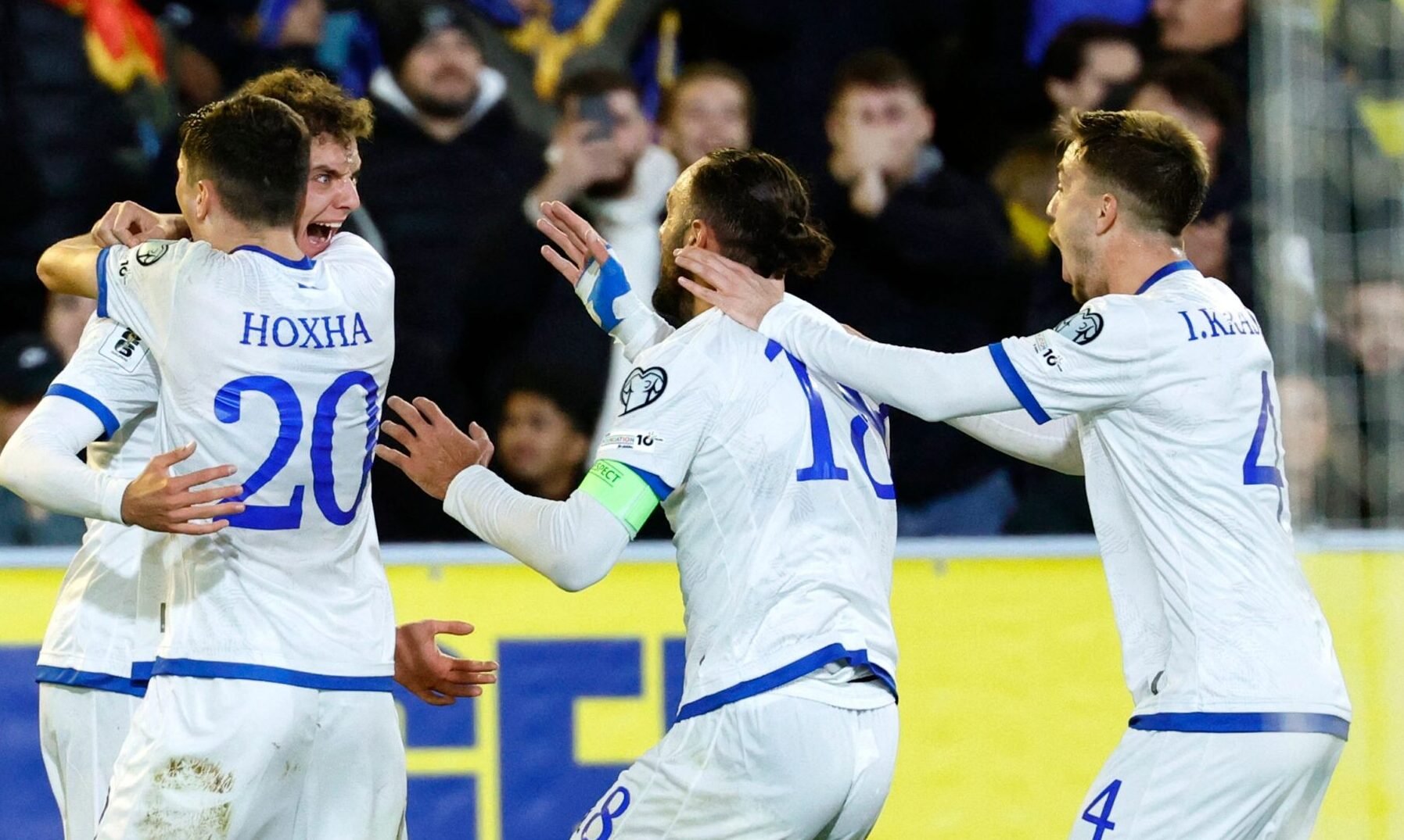 Jogadores de Kosovo comemoram gol contra Suécia (foto: Adam Ihse/AFP)