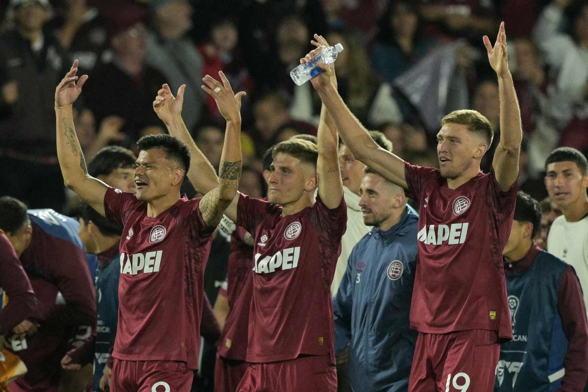 Jogadores do Lanús comemoram classificação à final da Sul-Americana (foto: Luis ROBAYO / AFP)