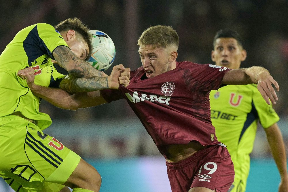 Jogadores de LaU e Lanús durante semifinal da Copa Sul-Americana (foto: JUAN MABROMATA / AFP)