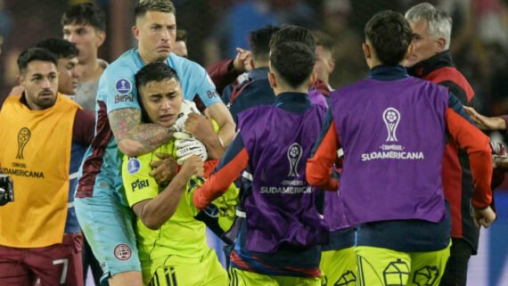 Goleiro da Universidad de Chile segura companheiro de equipe após derrota para o Lanús na semifinal da Sul-Americana (foto: Juan Mabromata/AFP)