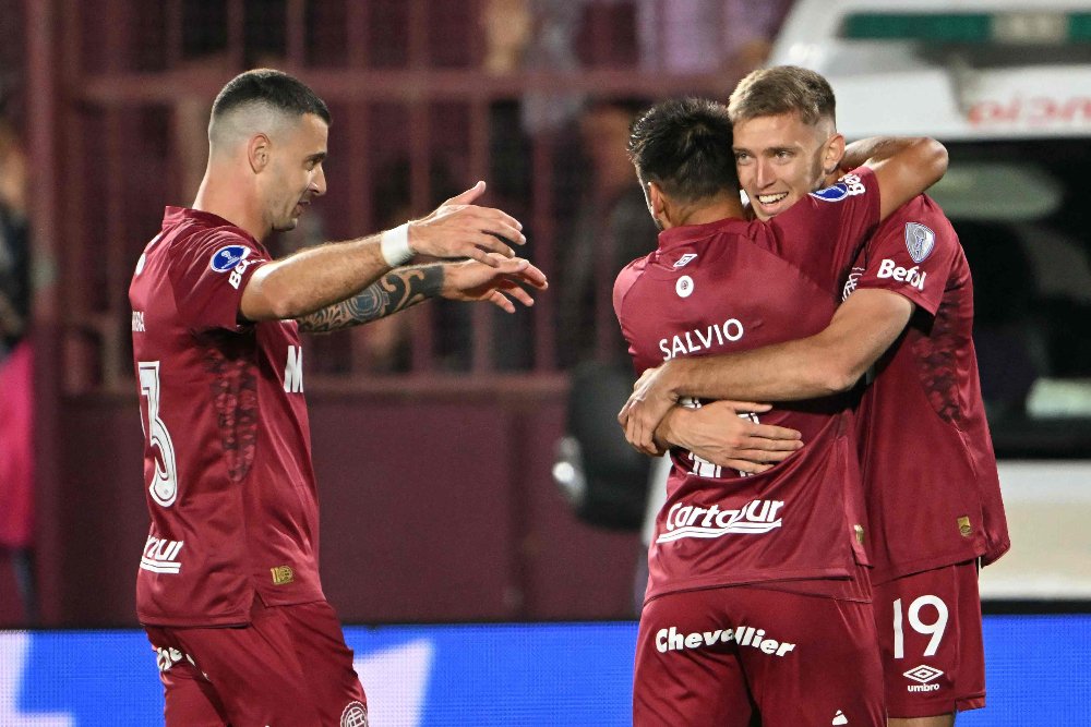 Jogadores do Lanús comemoram gol sobre a LaU (foto: Luis ROBAYO / AFP)