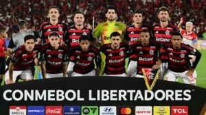 Jogadores do Flamengo perfilados antes de jogo da Libertadores - Crédito: 