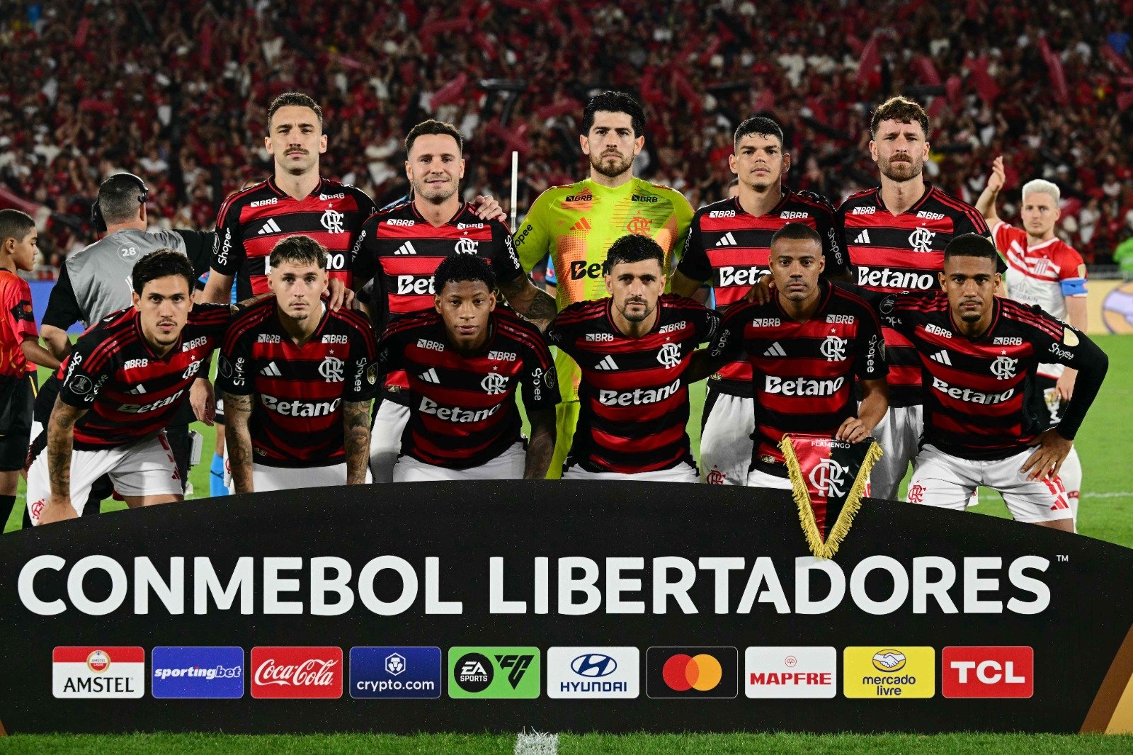 Jogadores do Flamengo perfilados antes de jogo da Libertadores (foto: Pablo Porciuncula/AFP)