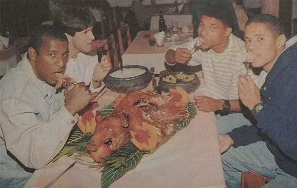 Cleison, Roberto Gaúcho, Uéslei e Marcelo Ramos comem leitoa assada, em provocação ao Palmeiras - (foto: Jair Amaral/EM/Reprodução (foto original de Washington Alves/EM/D. A Press))