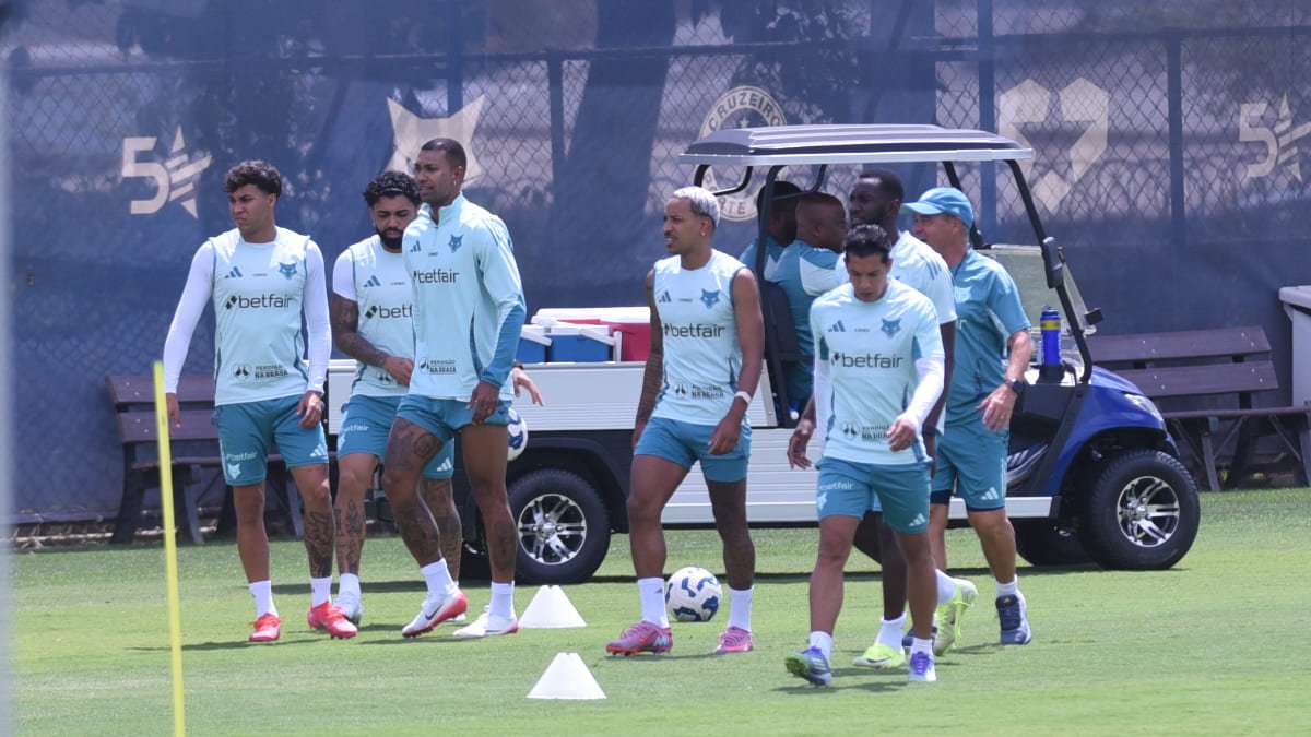 Jogadores do Cruzeiro em treinamento na Toca da Raposa 2 (foto: Gladyston Rodrigues/EM/D.A Press)