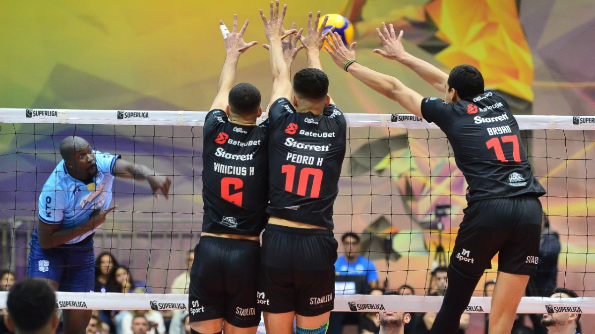 Abouba, oposto do Minas, ataca bola contra bloqueio triplo do Guarulhos na Superliga Masculina de Vôlei (foto: Mauro Horita/Guarulhos)