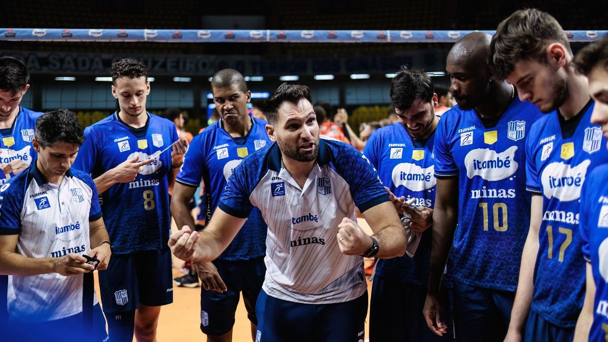 Guilherme Novaes, técnico do Minas, conversa com jogadores durante semifinal do Mineiro Masculino de Vôlei contra o Monte Carmelo (foto: Hedgard Moraes/Minas Tênis Clube)