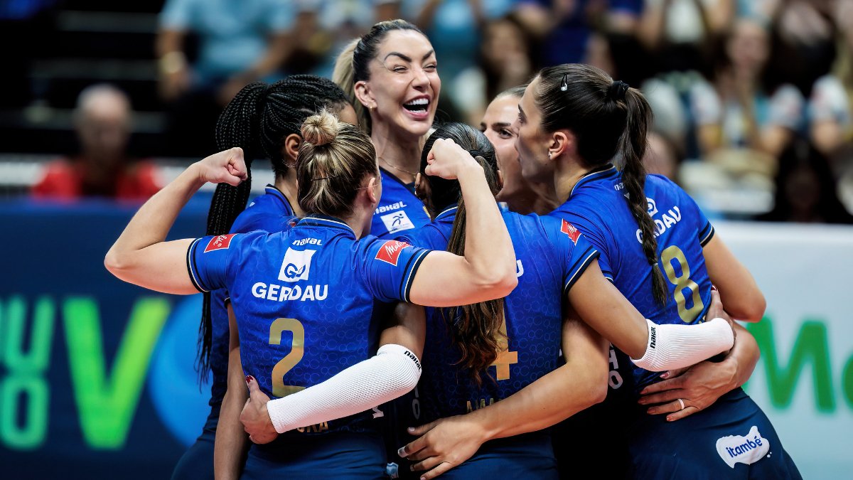 Time de vôlei feminino do Minas comemora ponto contra o Mackenzie, em estreia na Superliga Feminina de Vôlei (foto: Hedgard Moraes/Minas Tênis Clube)