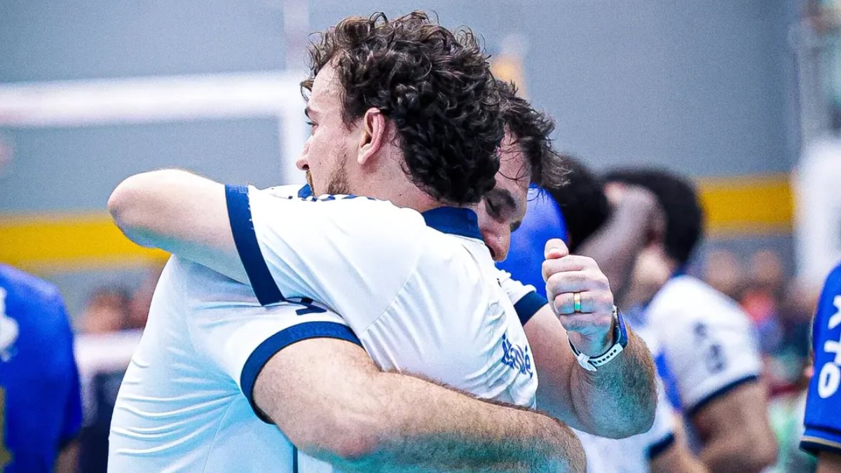 Victor Hillmann e Guilherme Novaes se abraçam após título da Copa Brasil conquistado pelo Minas em 2024/25 (foto: Hedgard Moraes/MTC)