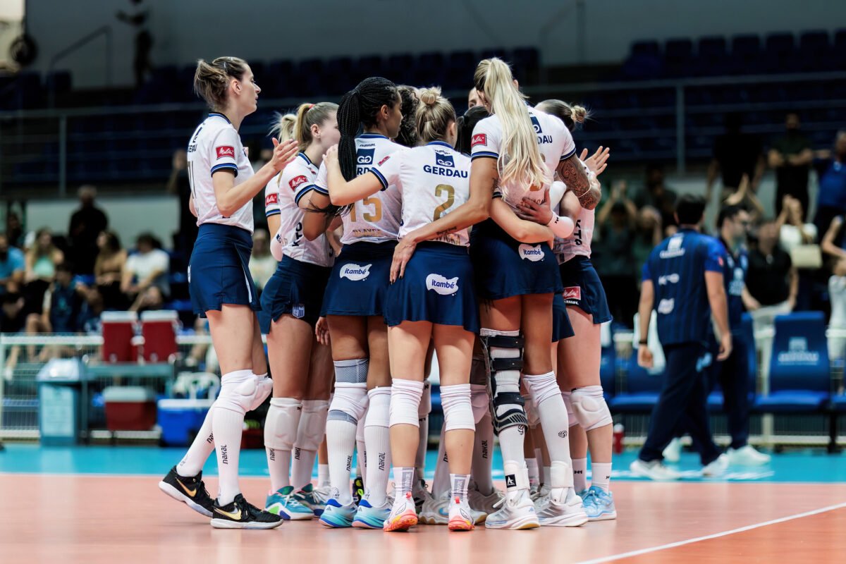 Minas comemora ponto contra o Brasília pelo Mineiro Feminino de Võlei (foto: Hedgard Moraes/Minas Tênis Clube)