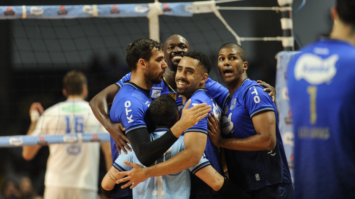 Abouba (ao fundo, sorrindo) abraçado com time de vôlei masculino do Minas durante final do Mineiro contra o Cruzeiro (foto: Alexandre Guzanshe/EM/D.A Press)