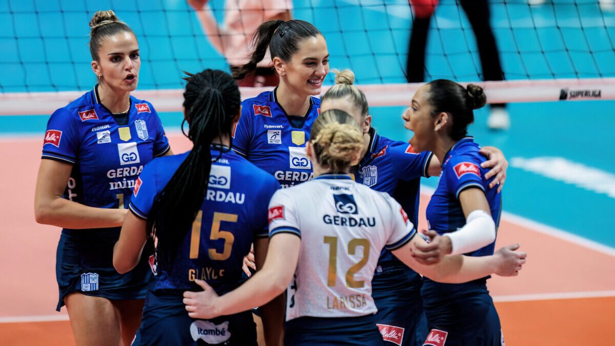 Amanda (direita) comemota ponto ao lado de companheiras do Minas (foto: Hedgard Moraes/MTC)