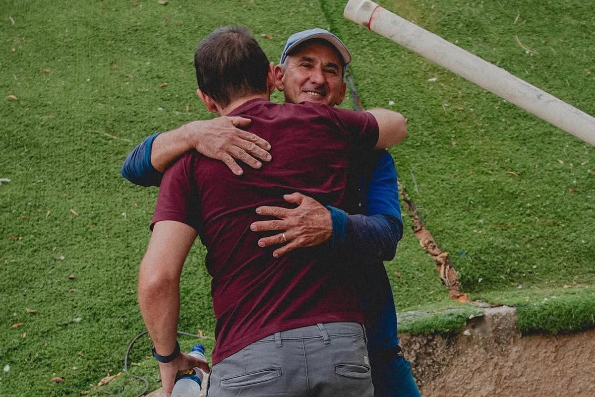 Montillo abraça funcionário do Cruzeiro em reencontro na Toca da Raposa II (foto: Reprodução/Instagram)