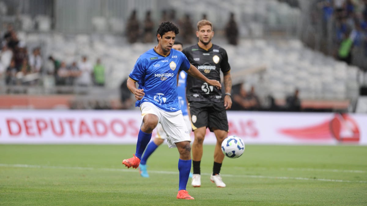 Léo, ex-zagueiro do Cruzeiro, no Desafio de Gigantes - partida festiva entres time de Alex e Ronaldinho (foto: Alexandre Guzanshe/EM/D.A. Press)