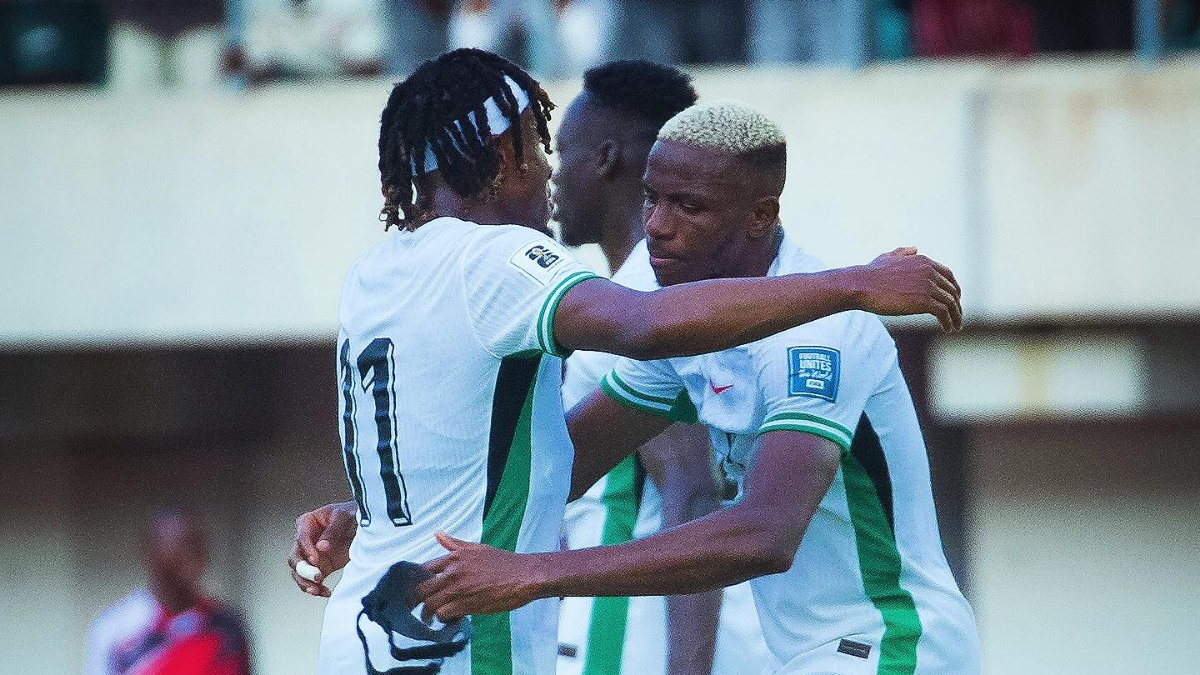 Osimhen comemora gol pela Nigéria contra Benin ao lado do atacante Samuel Chukwueze, camisa 11 (foto: Divulgação/Nigeria Super Eagles)