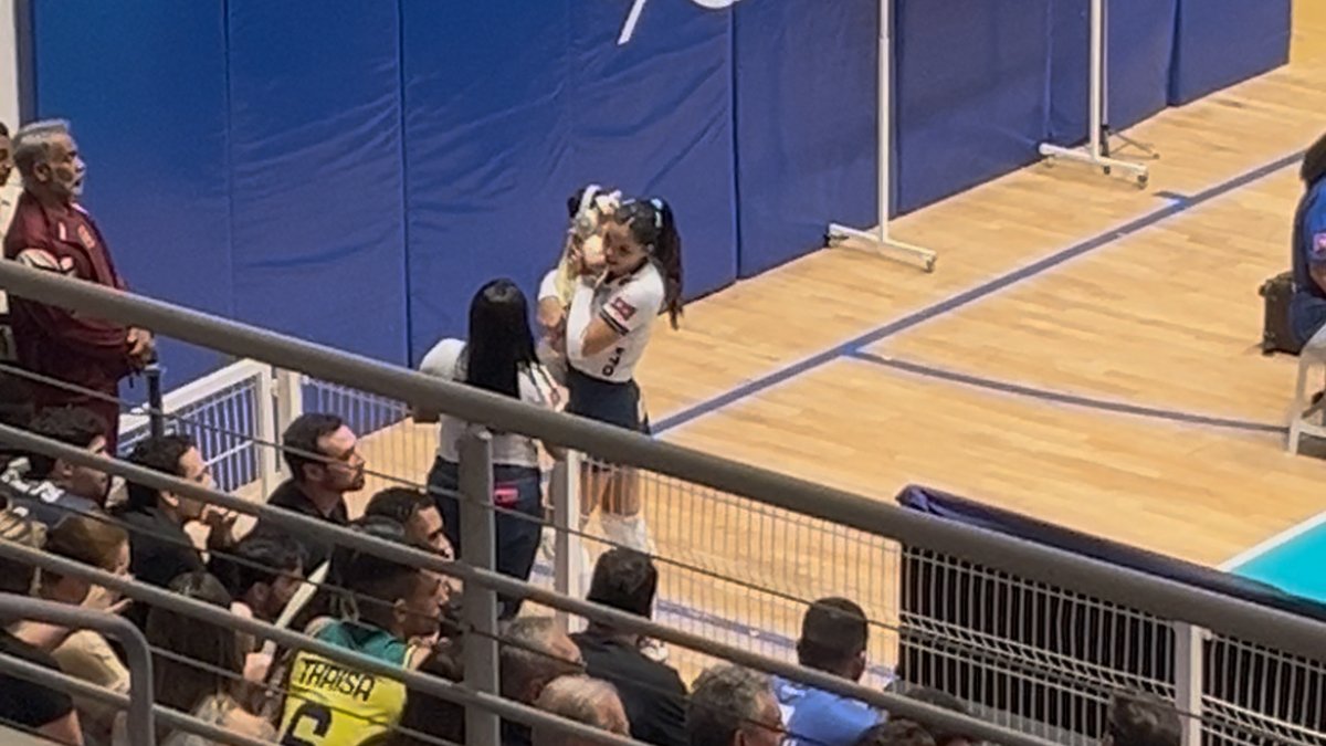 Nyeme pega Antonella no colo durante Minas x Fluminense (foto: Pedro Bueno/No Ataque)