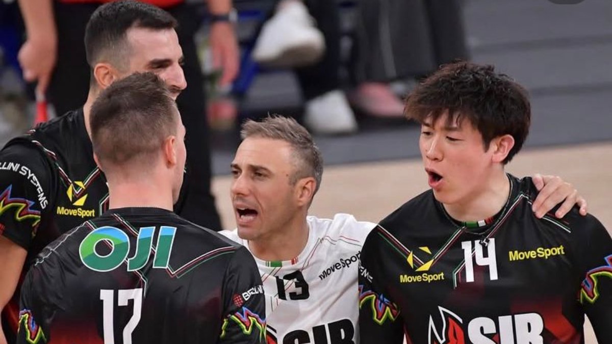 Plotnytskyi (camisa 17) comemora ponto junto do time masculino de vôlei do Perugia (foto: Divulgação/Perugia)