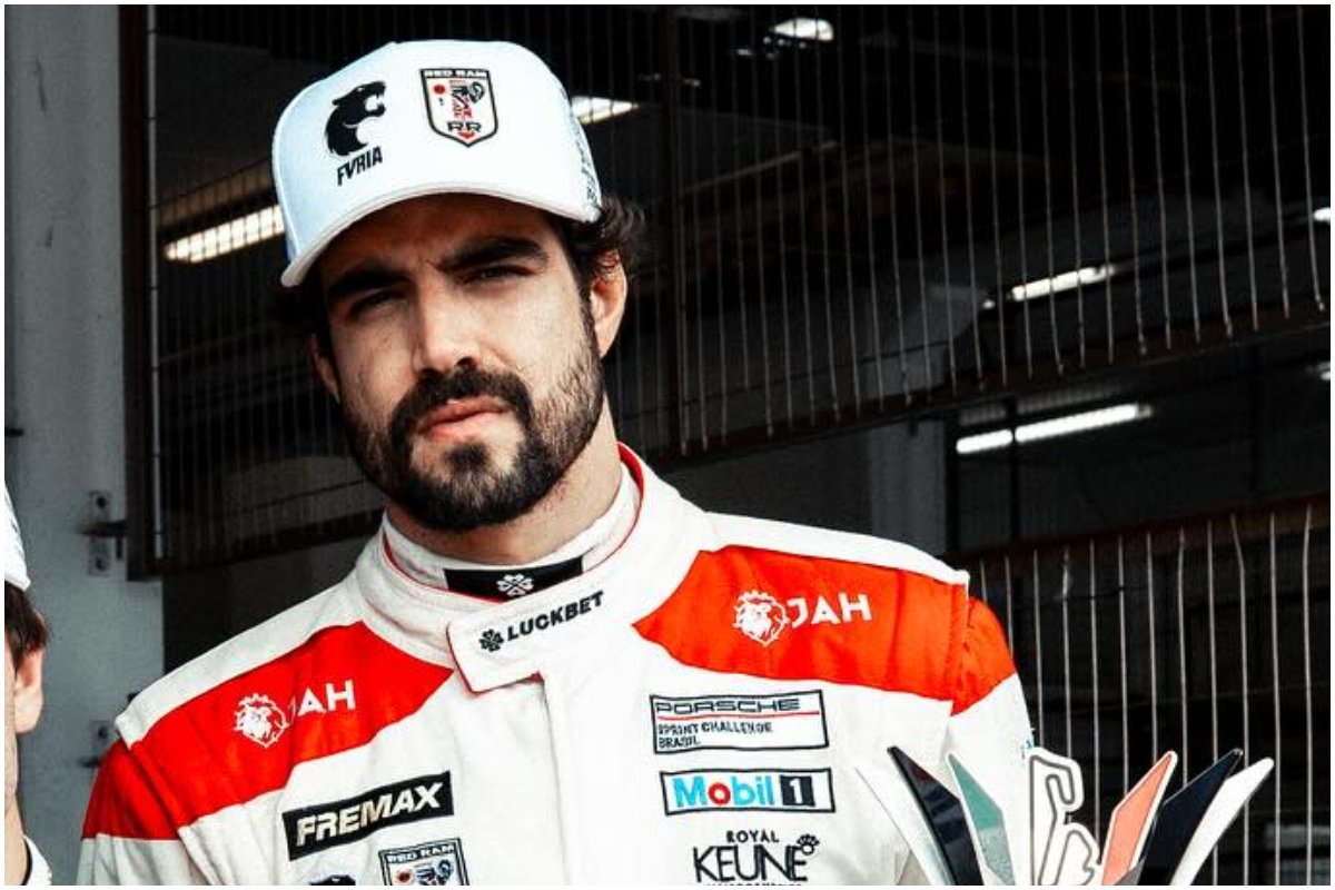 Caio Castro posando para foto com uniforme da equipe de autobomobilismo pela qual faz parte (foto: Divulgação/Furia RedRam)