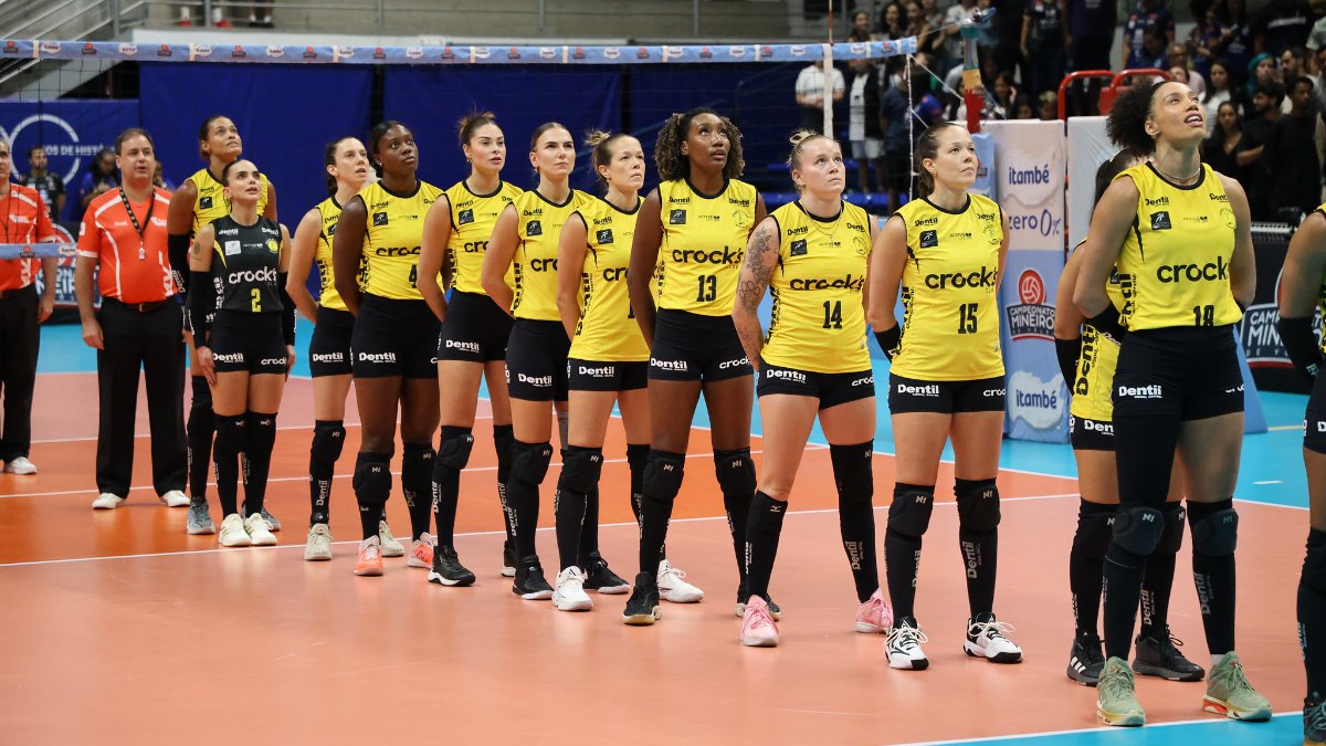 Time de vôlei feminino do Praia Clube reunido antes de jogo (foto: Divulgação/Praia Clube)