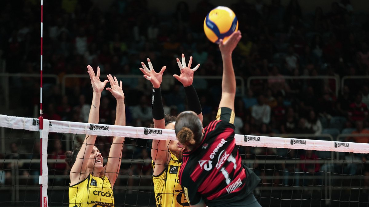 Flamengo e Praia Clube em ação na Superliga Feminina de Vôlei (foto: Mariana Sá/Flamengo)