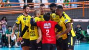 Praia Clube comemora ponto contra o Maringá na Superliga Masculina de Vôlei (foto: Karen Esportes/Goiás)