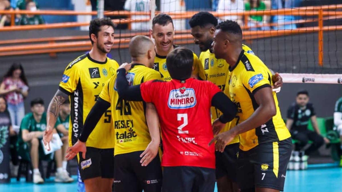 Praia Clube comemora ponto contra o Maringá na Superliga Masculina de Vôlei (foto: Karen Esportes/Goiás)