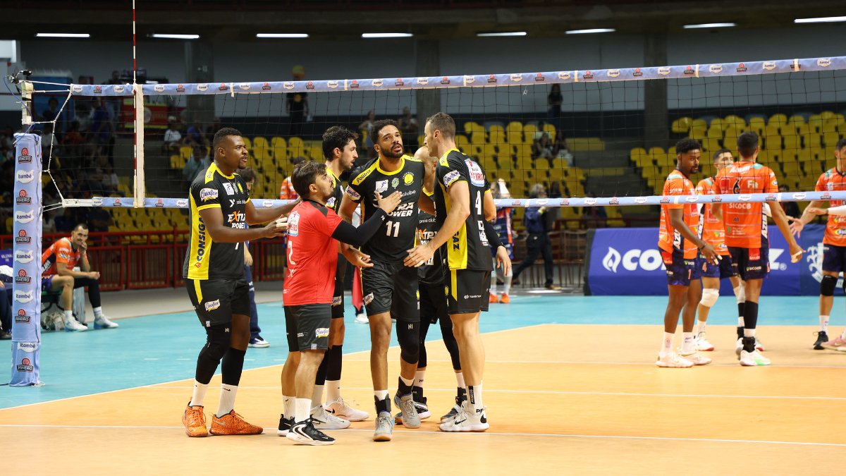 Time de vôlei masculino do Praia Clube comemora ponto durante Campeonato Mineiro de 2025 (foto: Divulgação/Praia Clube)