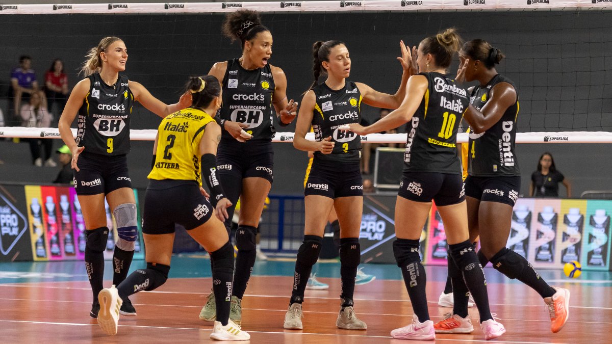 Praia Clube comemora ponto sobre o Brasília na Superliga Feminina de Vôlei (foto: Divulgação/Praia Clube)