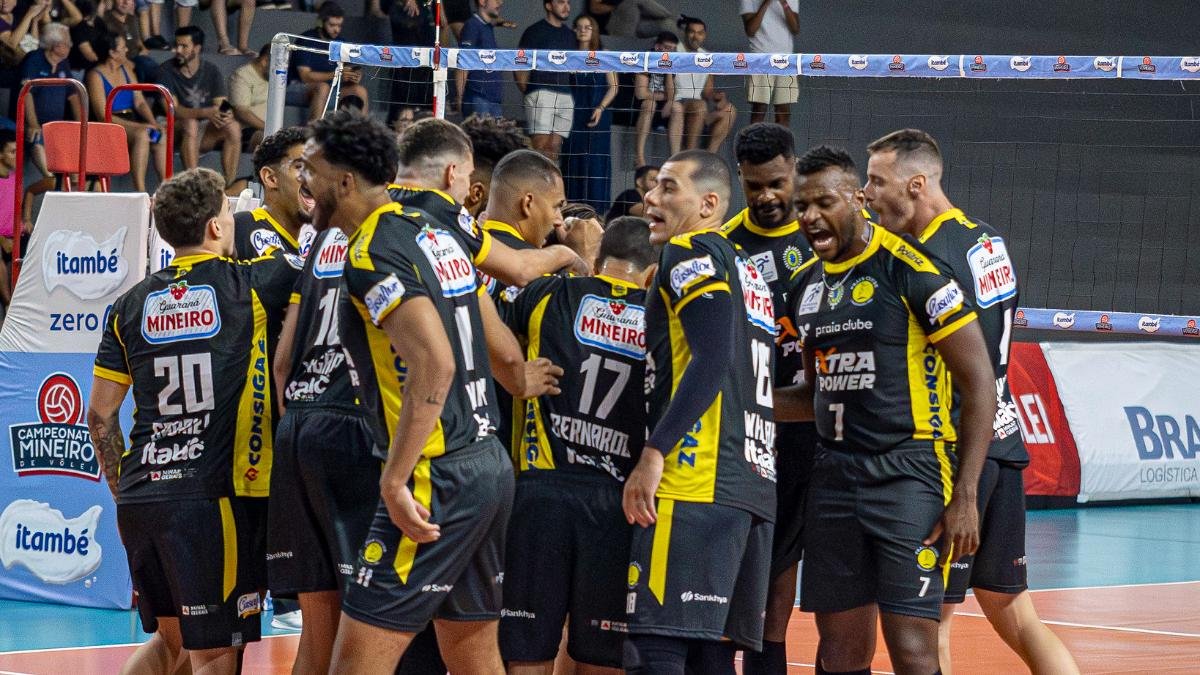 Time de vôlei masculino do Praia Clube reunido (foto: Bruno Cunha/Praia Clube)