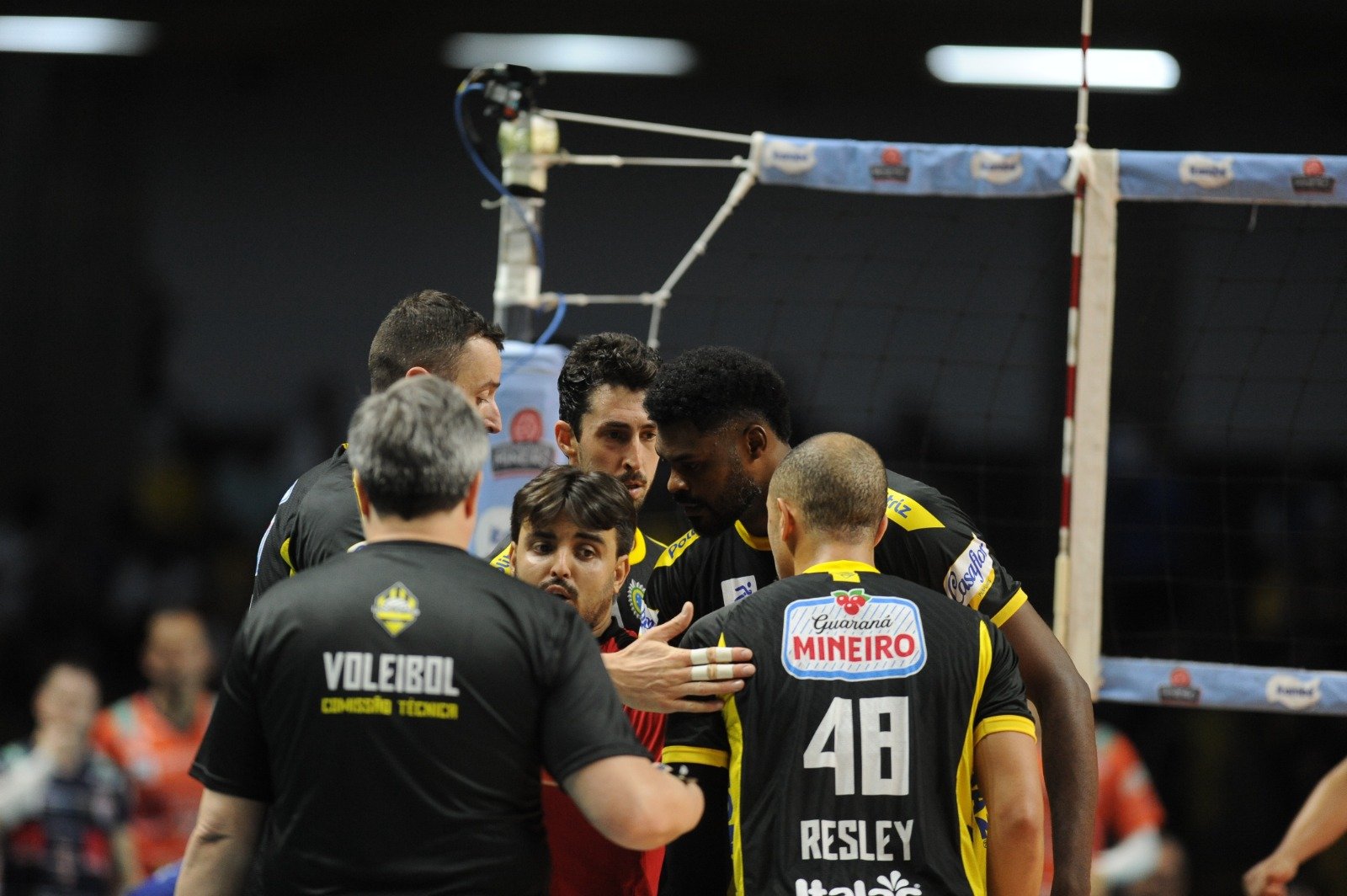 Praia Clube contra o Monte Carmelo (foto: Alexandre Guzanshe/EM/D.A. Press)