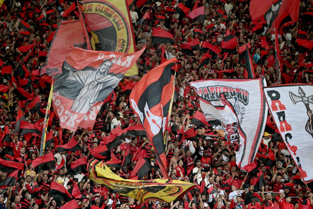 Torcida do Flamengo durante duelo decisivo contra o Palmeiras no Maracanã, pelo Brasileiro (foto: Mauro Pimentel/AFP)