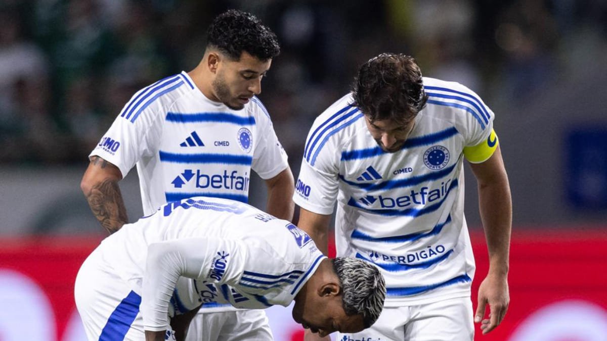William, Matheus Pereira e Lucas Silva debatem cobrança de falta em Palmeiras x Cruzeiro (foto: Caíque Coufal/Cruzeiro)