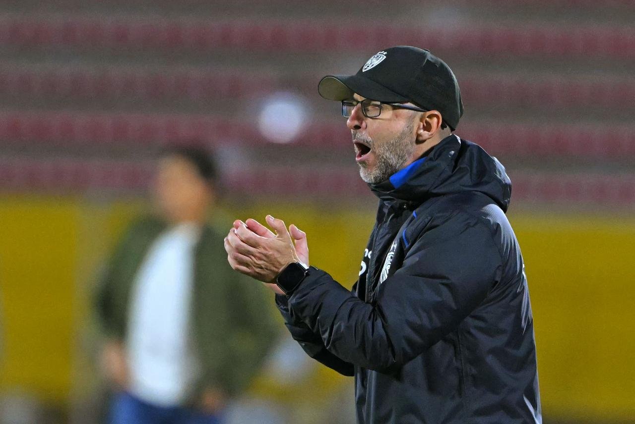 Javier Rabanal de perfil, vestido com camisa preta e boné preto do Independiente del Valle (foto: Rodrigo Buendía/AFP)