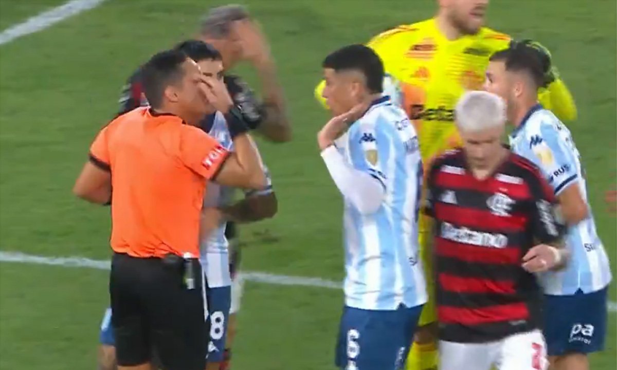 Arbitragem deu falta antes de a bola entrar em Flamengo x Racing (foto: Reprodução/Globo)
