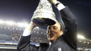 Técnico Rafa Benítez levanta taça da Liga Europa pelo Valencia - Crédito: 