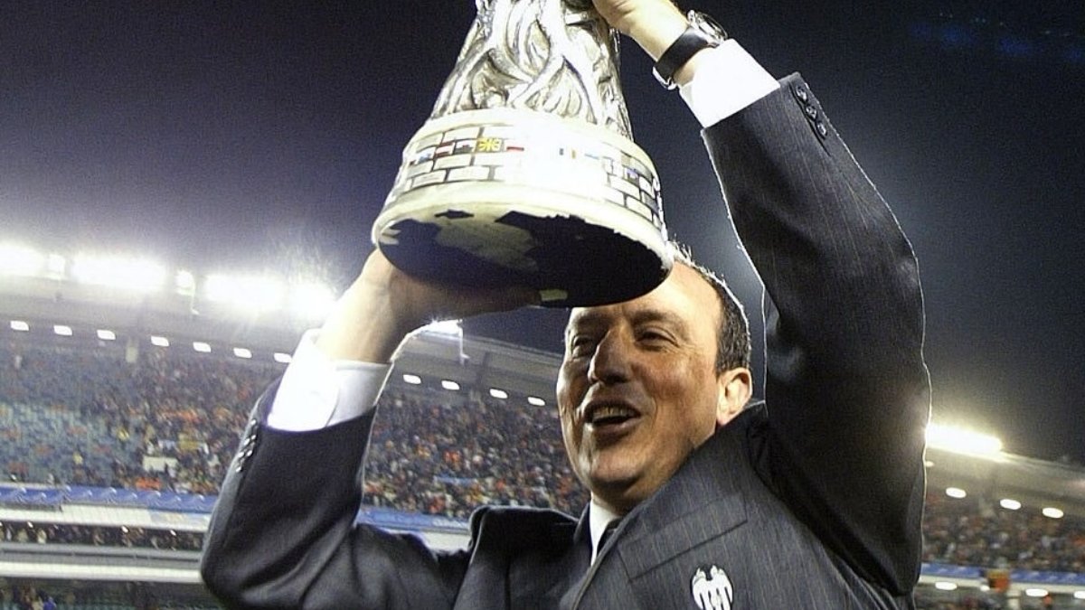 Técnico Rafa Benítez levanta taça da Liga Europa pelo Valencia (foto: Divulgação/Liga Europa)